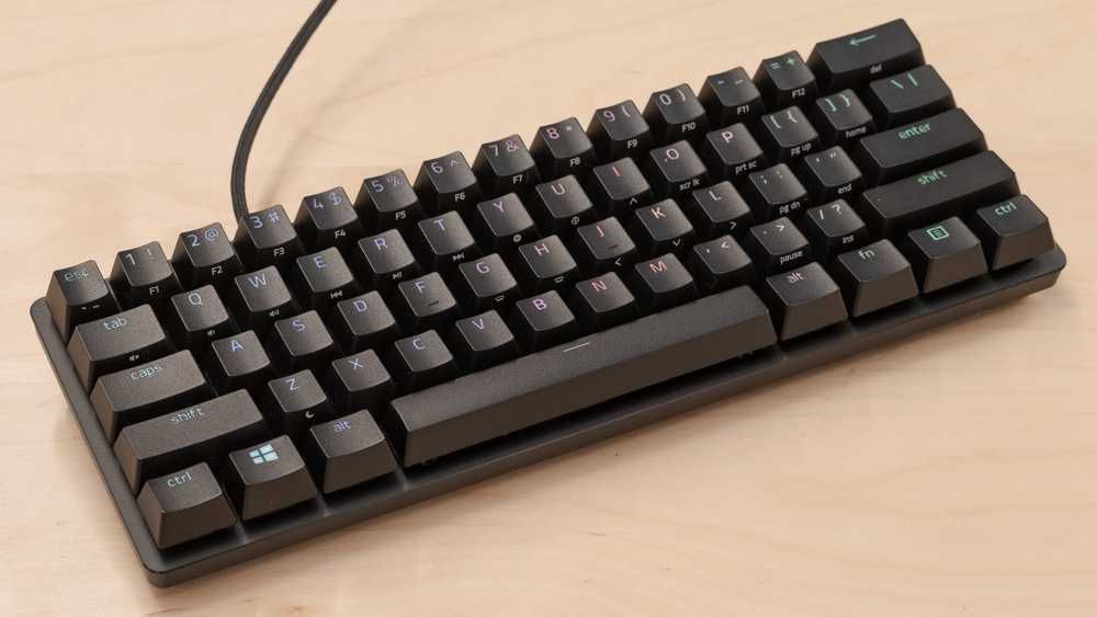 Геймърска механична клавиатура Razer Huntsman Mini (60%, Purple Clicky Switches, RGB)