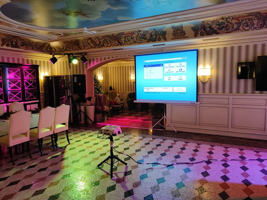 Проектор с экраном и колонкой в аренду