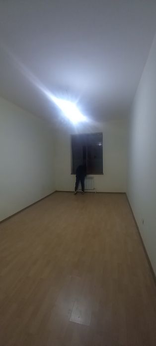 Аэропортдан 19 уйдан 1 каватидан 1 хонали 94 квли янги уй ижарага бери