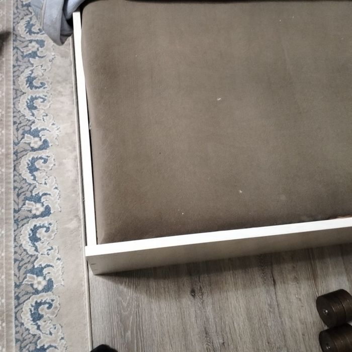 Кровать,ковер,стол