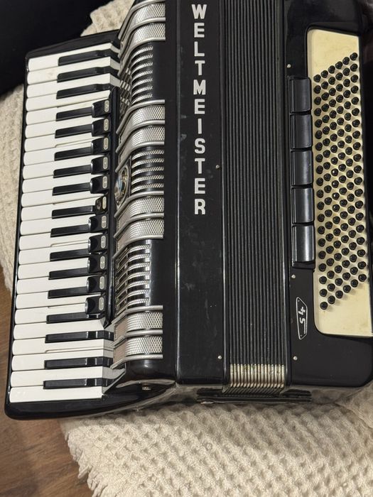 Продавам Акордеон S4 WELTMEISTER