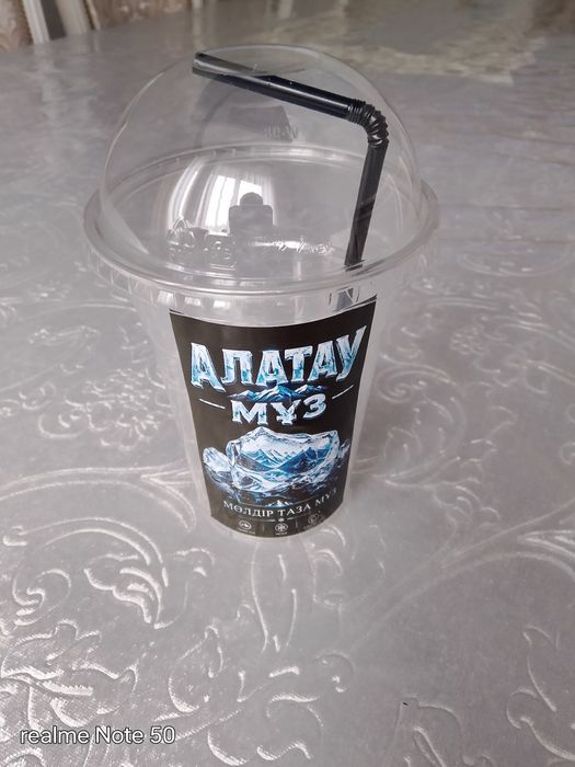 Лёд в стокане с трубочкой