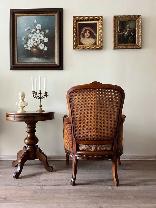 Антикварно кресло в стил Луи XV, изработено с ратан