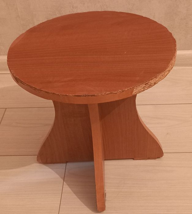 Продаётся маленький стульчик/табуретка