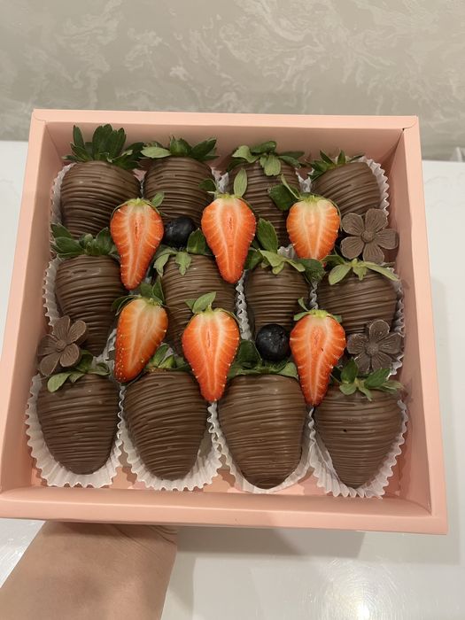 Клубника и финики в шоколаде