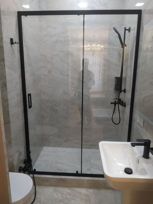 Dushavoy kabina steklo rajvijnoy eshik