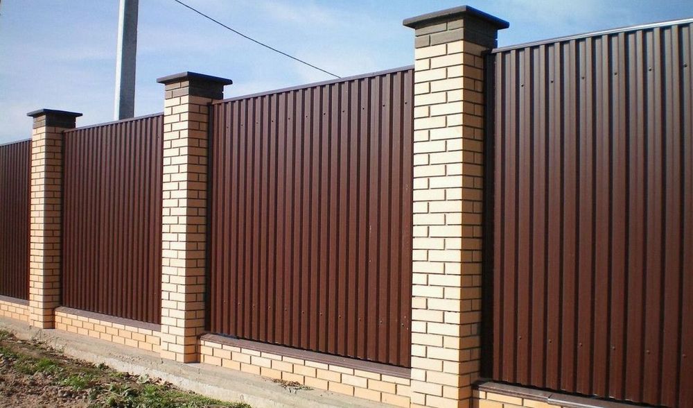 Забор профлист, дерево, сетка рабица.