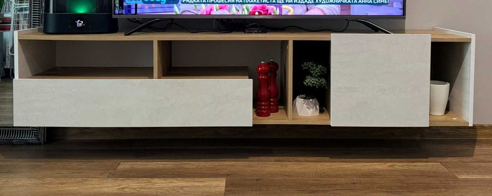 ТВ шкаф за телевизор