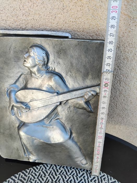 Vând tablouri din aluminiu turnat.