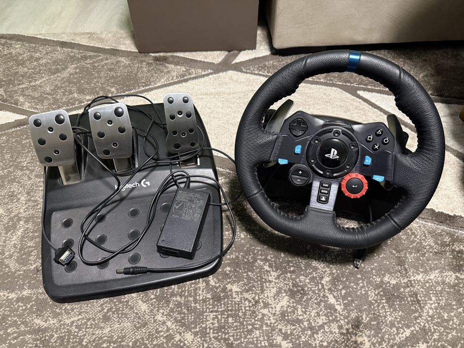 Продавам Logitech G29 с педали в много добро състояние.