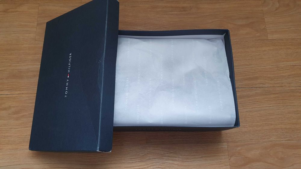 Кроссовки tommy hilfiger (новые, размер 38)