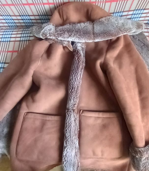 Продам,  дублёнку, очень тёплую,  с  капюшоном.