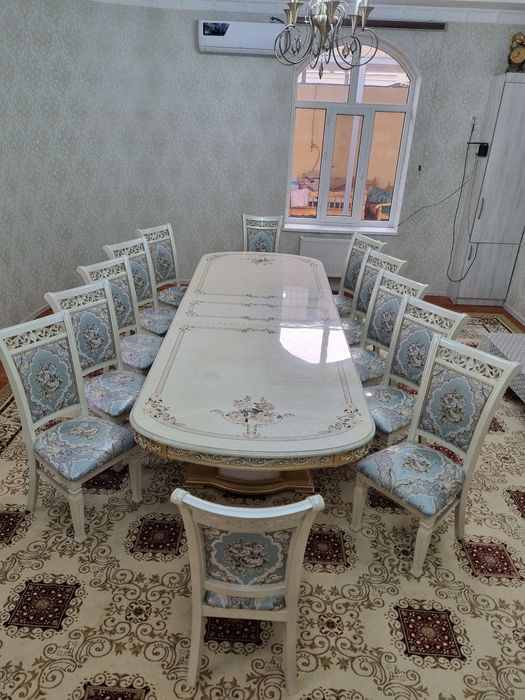 Комплект деревянного стола и стульев