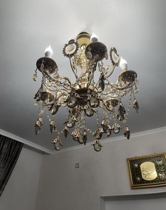 Люстра сатылады. Малый залда турды. Золото цветте