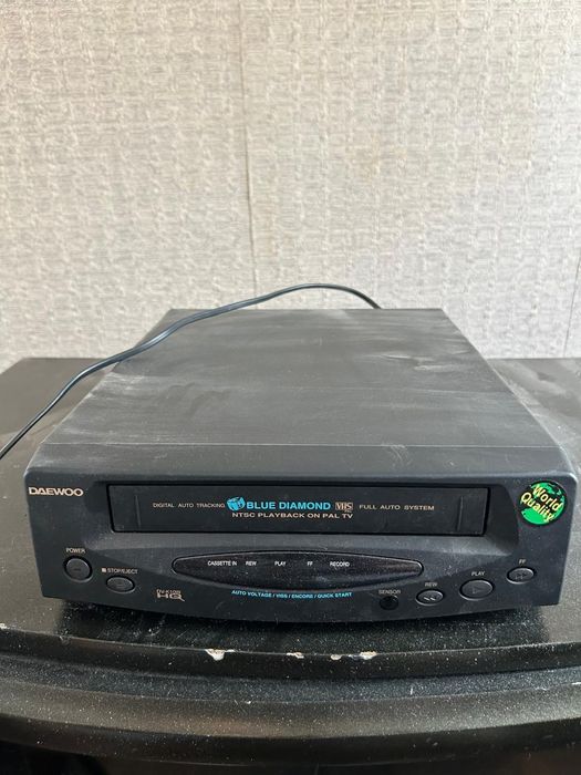Это видеомагнитофон Daewoo DV-K10W.