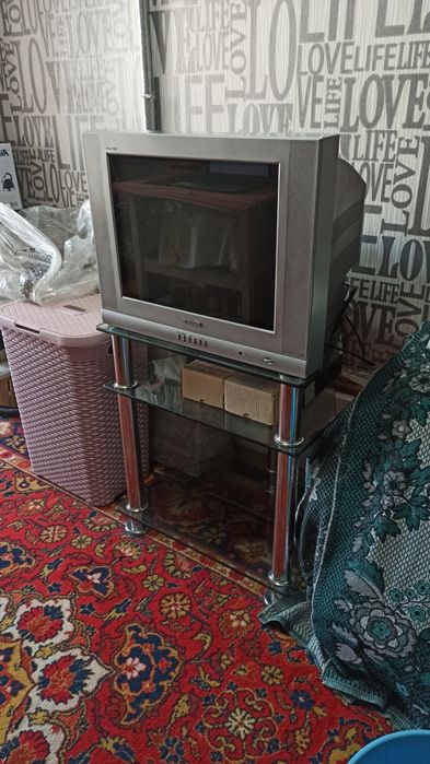 Продаётся телевизор ROISON и подставка к нему  идеальном состоянии