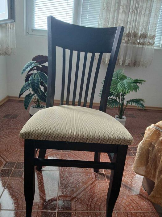 Два бр. Трспезни стола.