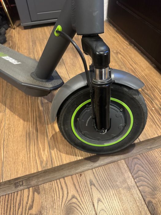 Vând trotinetă electrică FreeWheel Cruise 100 pentru copii cu vârsta de peste 9 ani