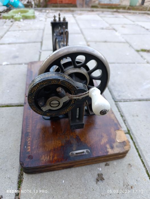 Mașina de cusut manuala