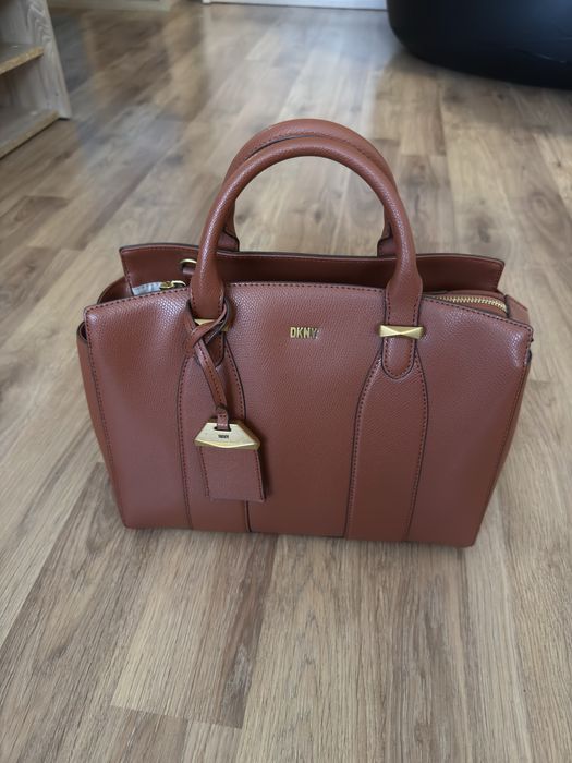 Кожена чанта на DKNY