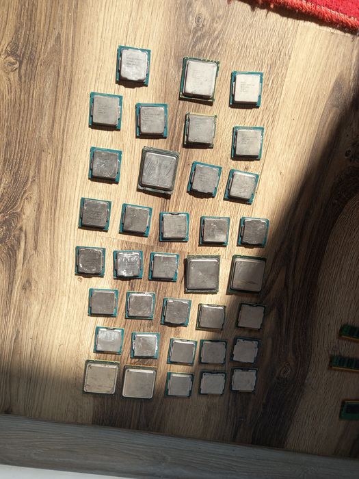 PROCESOARE INTEL de la prima generatie la a 9 a si xeon