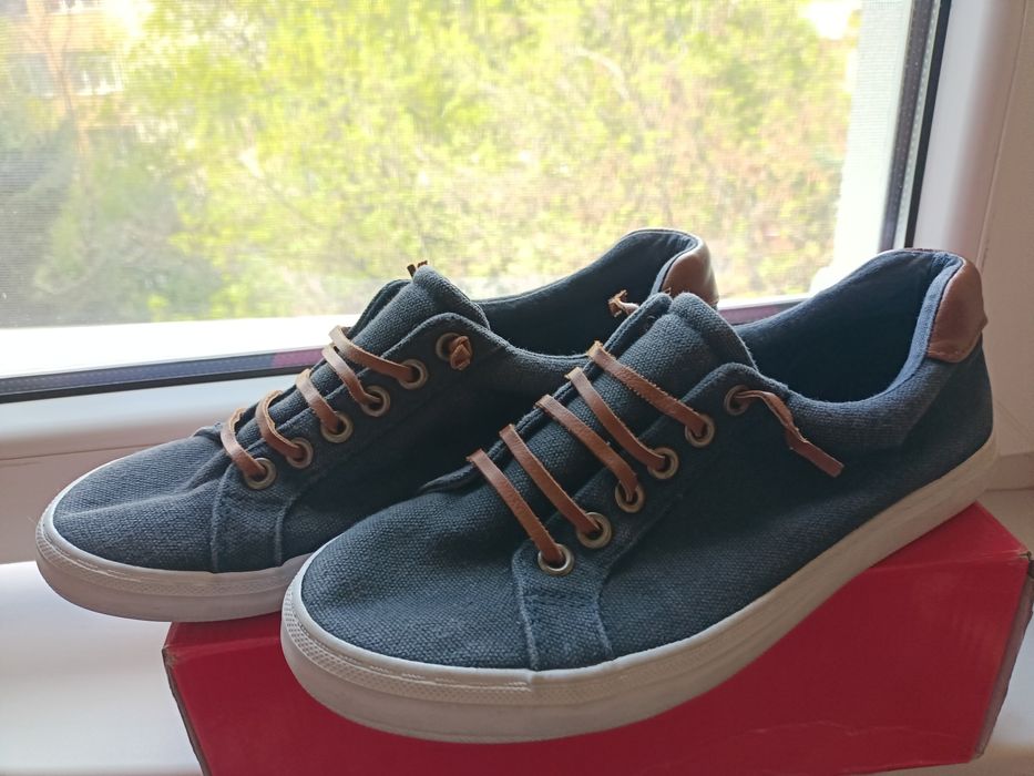 Tenisi de panza Graceland noi , 39