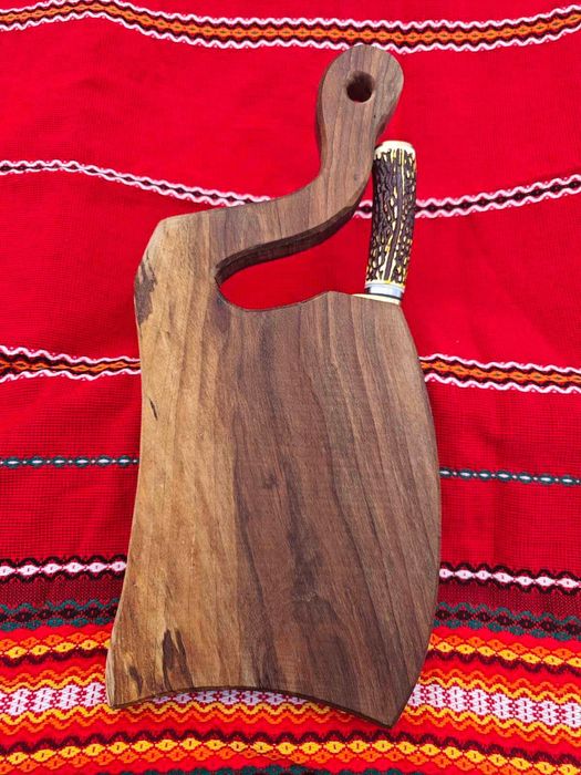 Орехова дъска със нож