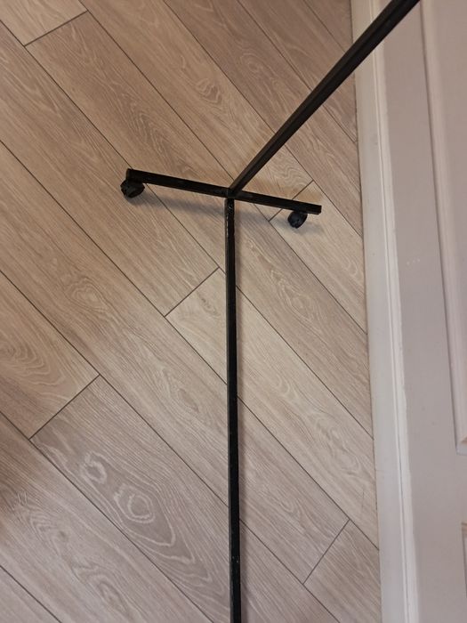 Напольная вешалка для одежды.