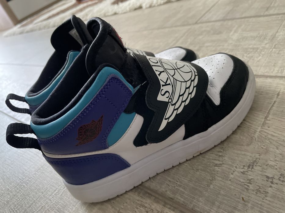 Vand Adidasi Nike (jordan)