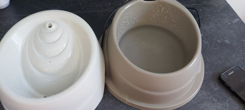 Vând adăpatoare fantana pentru câini și pisici 2 litr