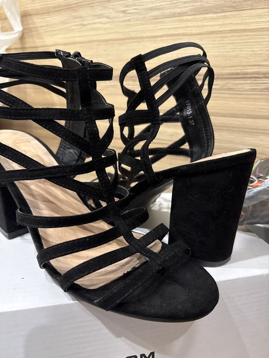 Черни велурени сандали с токче