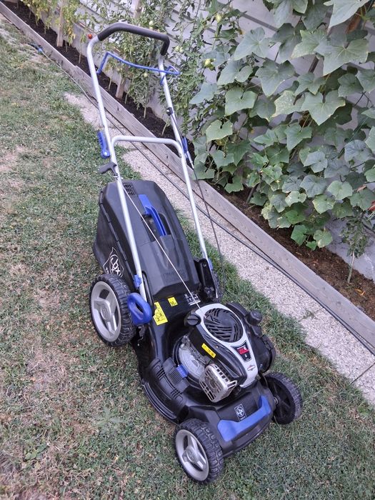 Vând mașină de tuns gazon pe benzină Lux Tools .