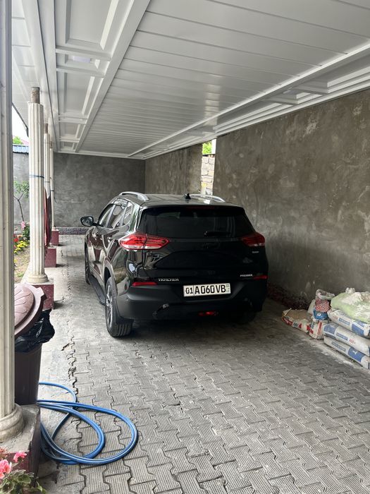 Tracker Premier 2 sotiladi.