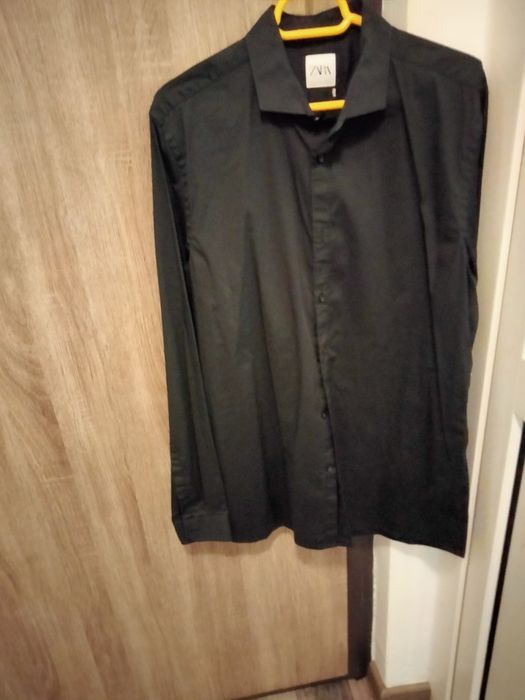 Pantaloni și tricouri la 50 lei două buc.