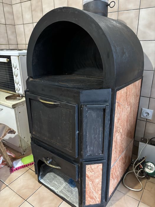 Камина с видна риза