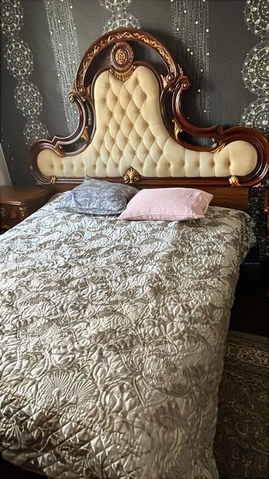 Продам спальный гарнитур в стиле Барокко