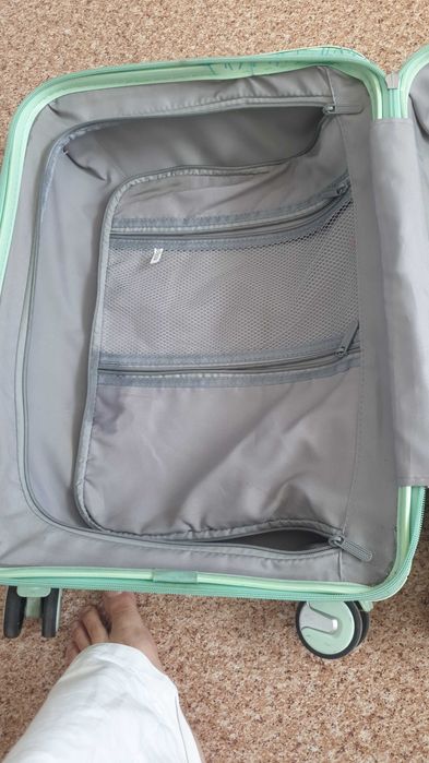 Чемодан хороший , цвет приятный