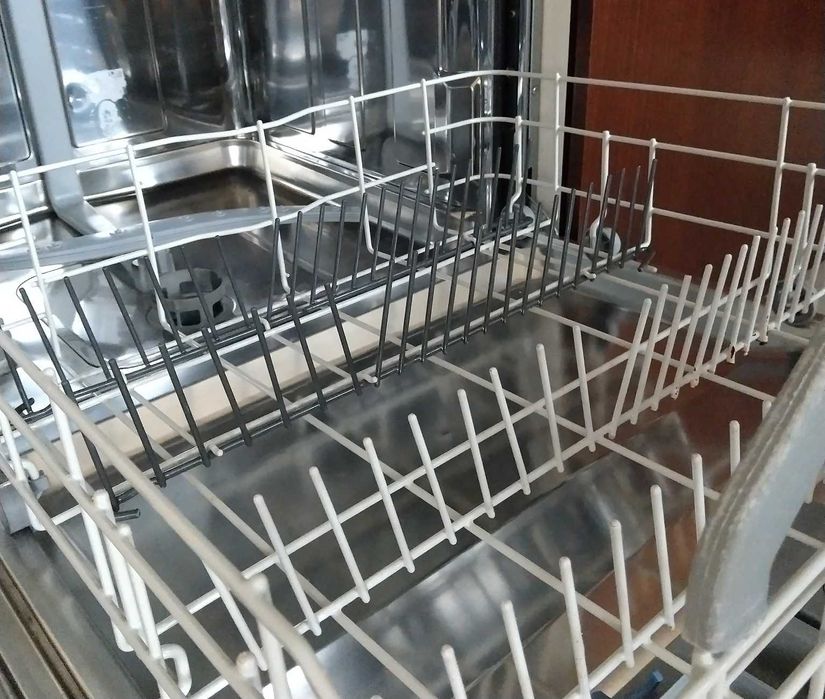 Продавам съдомиялна за вграждане 12 комплекта HOTPOINT ARISTON