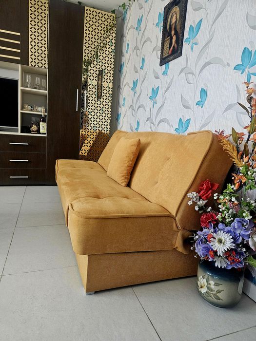 Canapea aproape noua