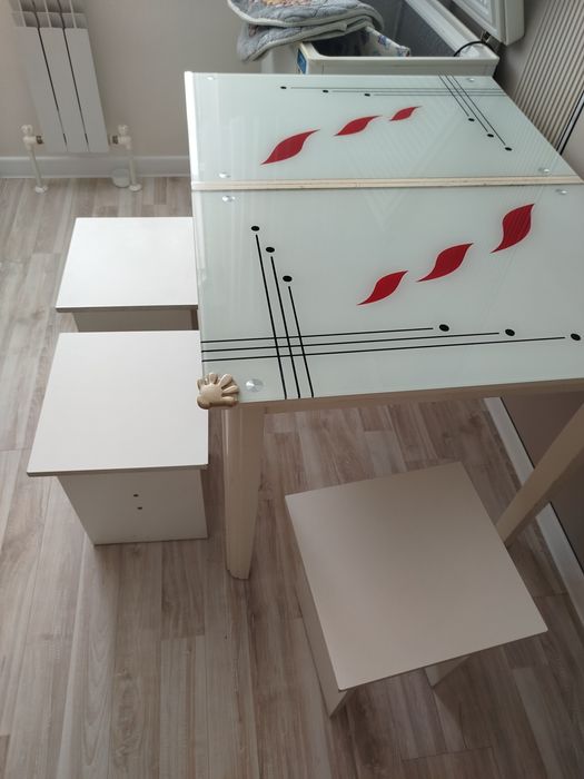 Стол со стульями комод с тумбами