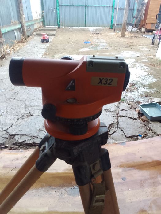 Невелир с чехолом.