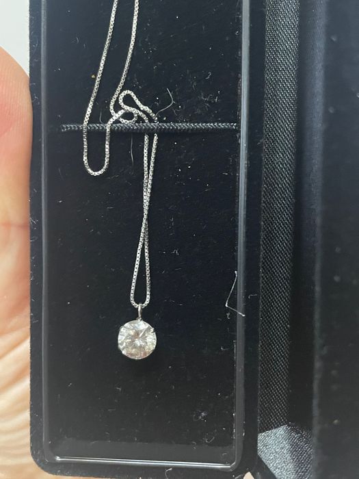 Lanț din platina avand un pandant cu diamant natural