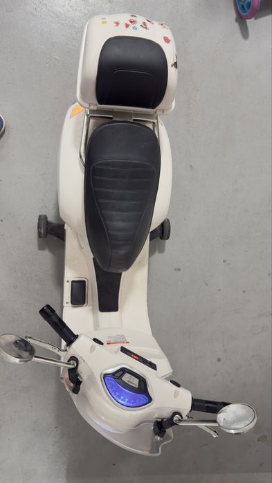 Trotineta cu baterie Vespa pentru copii cu portbagaj alb Sun Baby