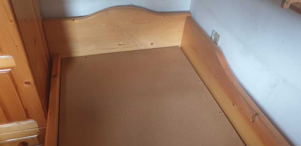 Продавам дървено легло