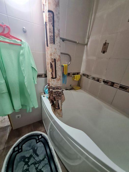 Посуточно 1 ком .кв в 6 мкр , есть бойлер , интернет.