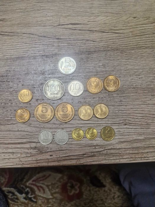 Продават се съветски монети и банкноти
