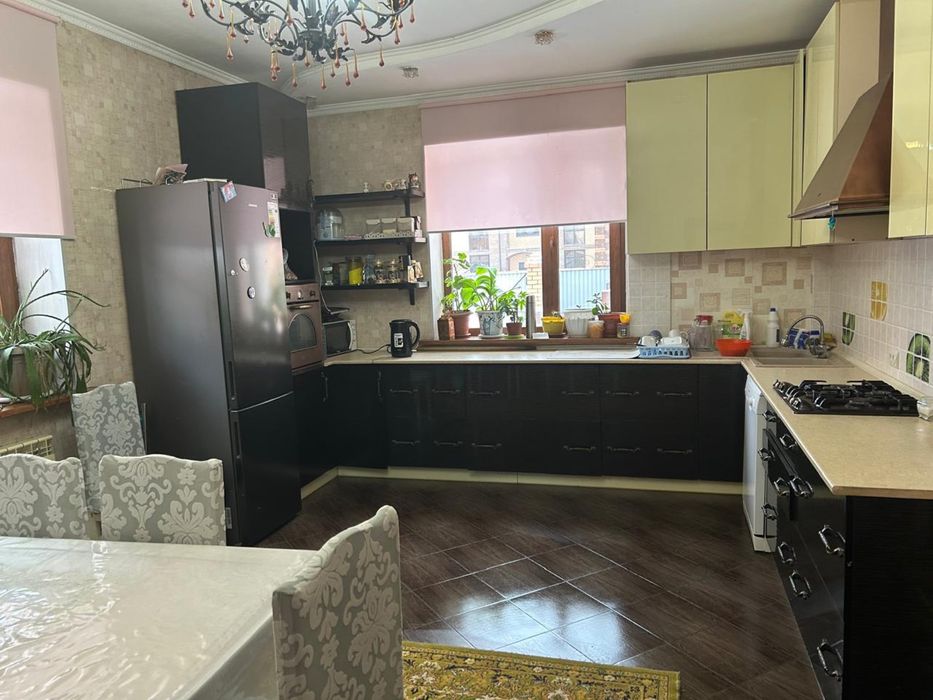 Продается двух этажный дом