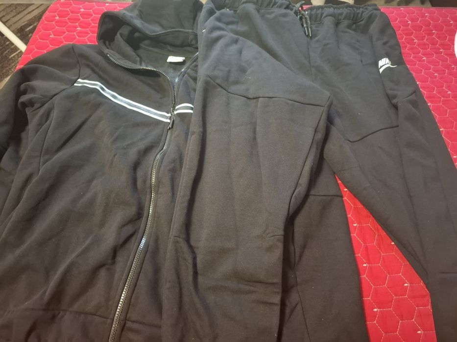 Vând trenig nou NIKE  MADE IN  CAMBODIA  XL