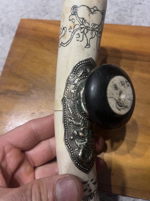 Pipă chinezească veche din os gravat, tip opiu/tutun, decor asiatic