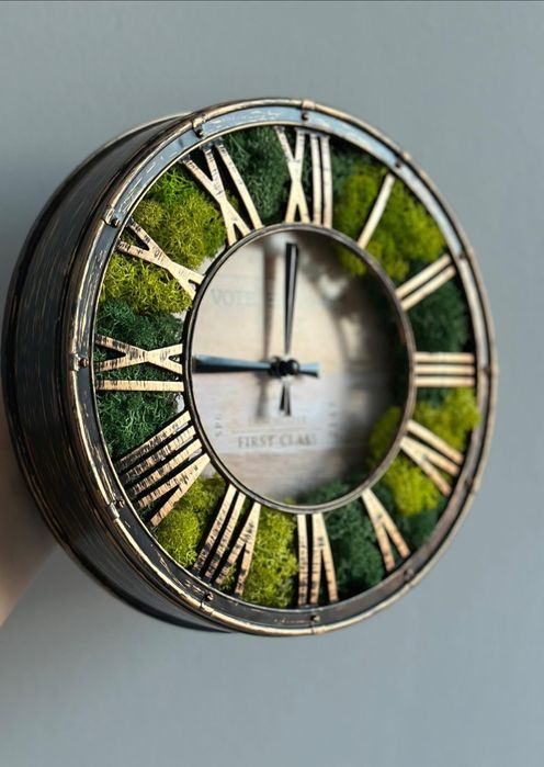 Стенен часовник с мъх